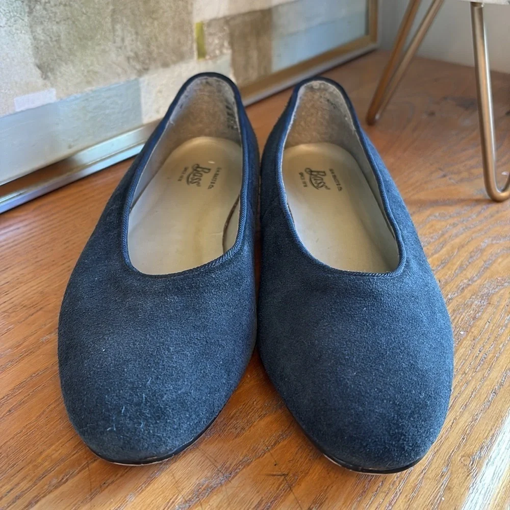 🌛GH Bass and Company navy blue suede ballet flats: